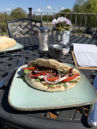 Herzhaftes auf der Sonnenterrasse im Café Osterhof Tellingstedt