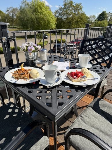Kaffee und Kuchen auf der Sonnenterrasse im Café Osterhof Tellingstedt